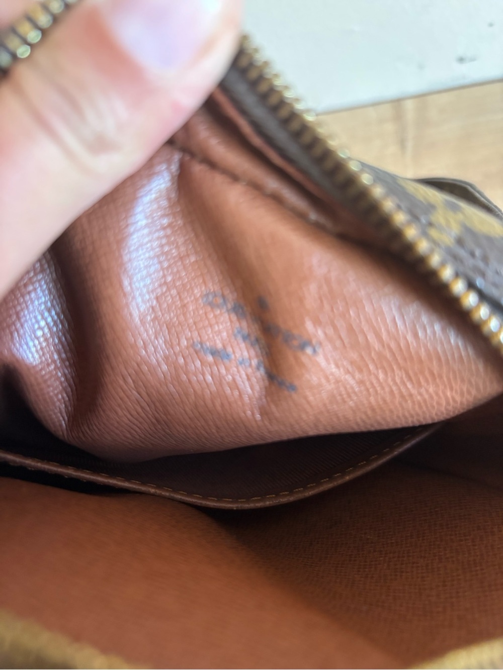 Authentic . There is a problem with the strap - Picture 8 of 9
